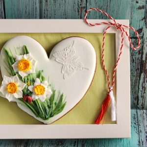2 Biscuit decorativ inimă cu narcise – Mărțișor dulce